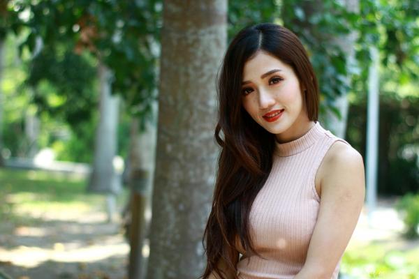    台湾气质正妹高雄美术馆户外街拍写真，紧身裸色侧绑带连体裙秀修长美腿，尽显冷艳御姐风情[98P]第79张图片