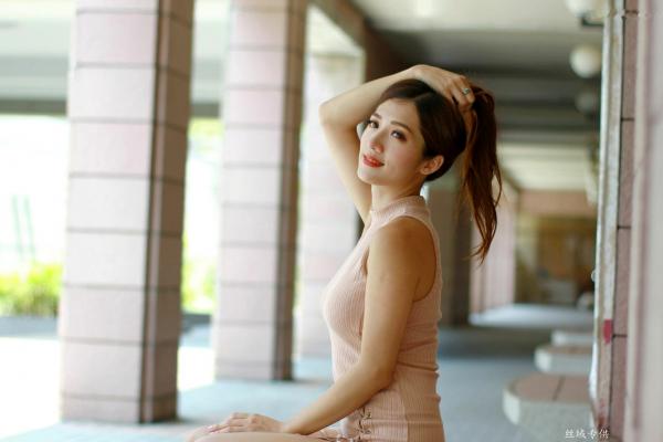    台湾气质正妹高雄美术馆户外街拍写真，紧身裸色侧绑带连体裙秀修长美腿，尽显冷艳御姐风情[98P]第90张图片