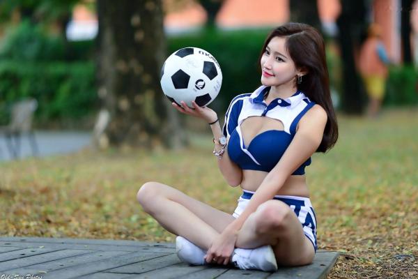    台湾正妹詹艾葳Avril客家文物馆户外写真，化身性感足球宝贝，尽显运动活力与曼妙身材诱惑[83P]第19张图片