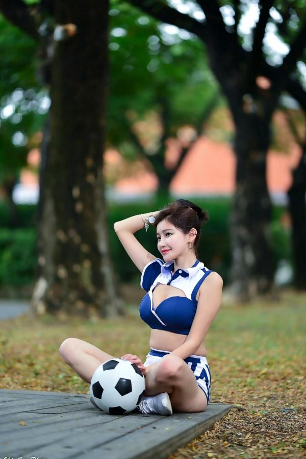    台湾正妹詹艾葳Avril客家文物馆户外写真，化身性感足球宝贝，尽显运动活力与曼妙身材诱惑[83P]第20张图片
