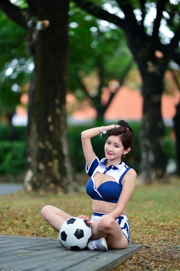    台湾正妹詹艾葳Avril客家文物馆户外写真，化身性感足球宝贝，尽显运动活力与曼妙身材诱惑[83P]第22张图片