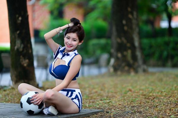   台湾正妹詹艾葳Avril客家文物馆户外写真，化身性感足球宝贝，尽显运动活力与曼妙身材诱惑[83P]第24张图片