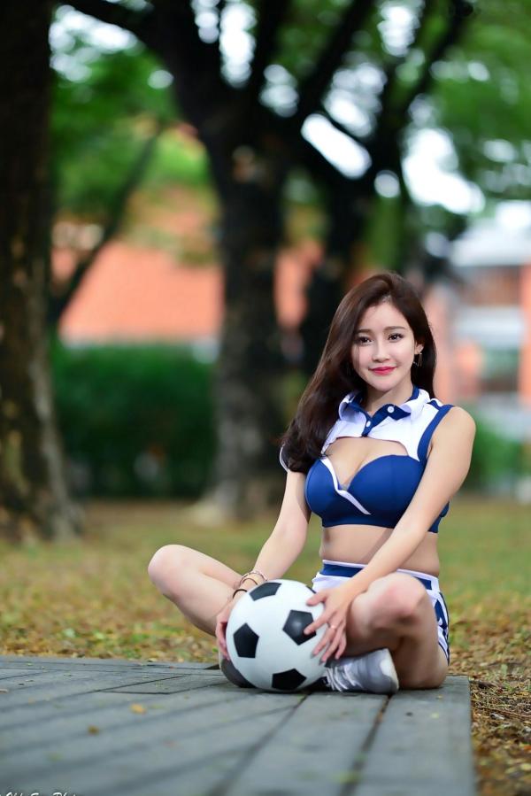    台湾正妹詹艾葳Avril客家文物馆户外写真，化身性感足球宝贝，尽显运动活力与曼妙身材诱惑[83P]第25张图片