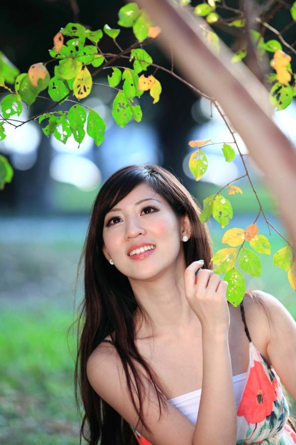    台湾正妹陈韦蓉/韩雨洁户外清新写真：绿荫公园里的治愈系微笑与甜美风情（98P）第2张图片