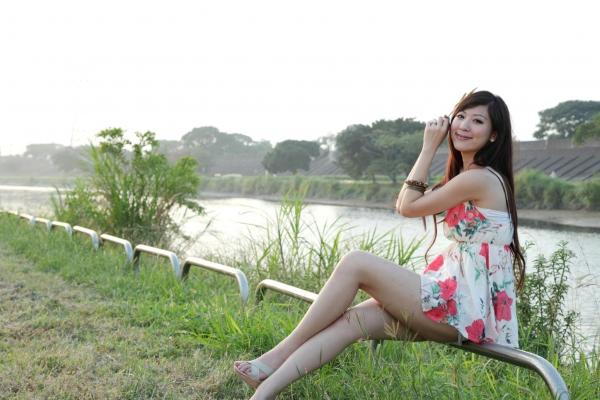    台湾正妹陈韦蓉/韩雨洁户外清新写真：绿荫公园里的治愈系微笑与甜美风情（98P）第8张图片