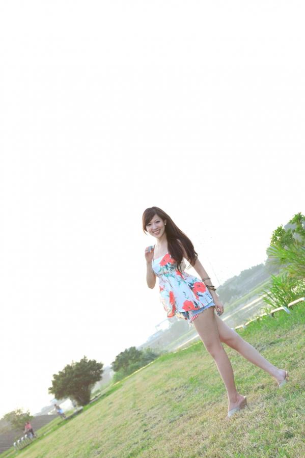    台湾正妹陈韦蓉/韩雨洁户外清新写真：绿荫公园里的治愈系微笑与甜美风情（98P）第9张图片