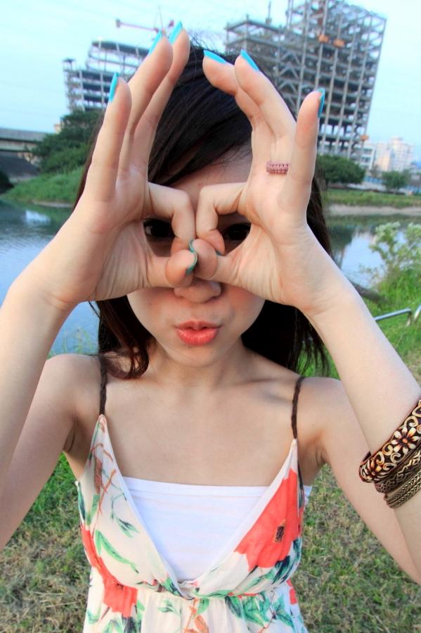    台湾正妹陈韦蓉/韩雨洁户外清新写真：绿荫公园里的治愈系微笑与甜美风情（98P）第58张图片