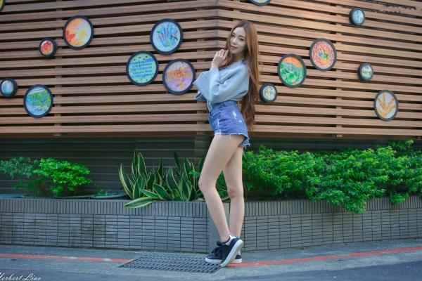    台湾正妹黄上晏Rubis古亭站街拍写真，清新毛衣搭配热裤尽显修长美腿，都市邻家风情第7张图片