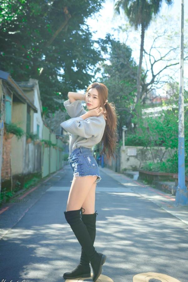    台湾正妹黄上晏Rubis古亭站街拍写真，清新毛衣搭配热裤尽显修长美腿，都市邻家风情第10张图片