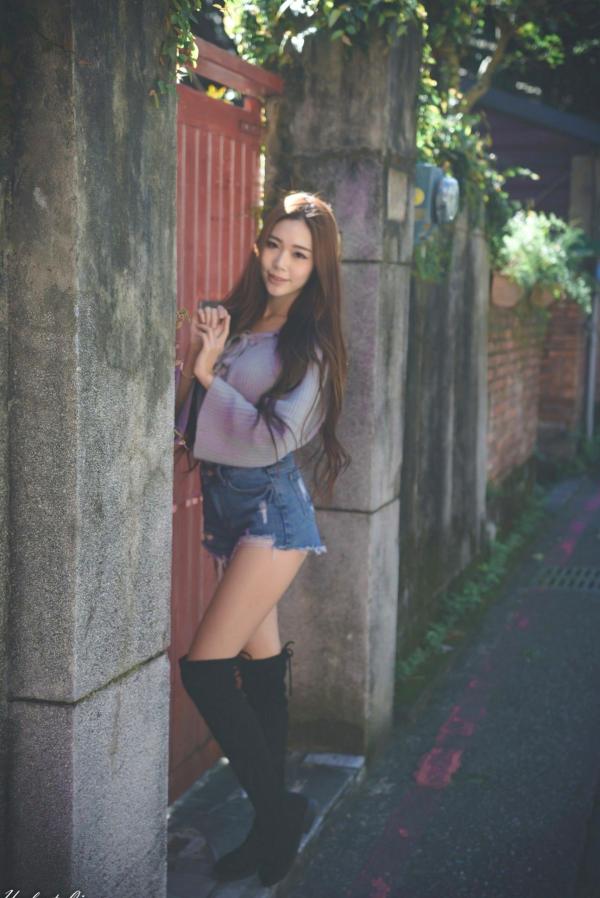    台湾正妹黄上晏Rubis古亭站街拍写真，清新毛衣搭配热裤尽显修长美腿，都市邻家风情第35张图片