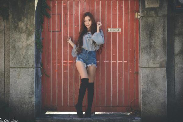    台湾正妹黄上晏Rubis古亭站街拍写真，清新毛衣搭配热裤尽显修长美腿，都市邻家风情第53张图片