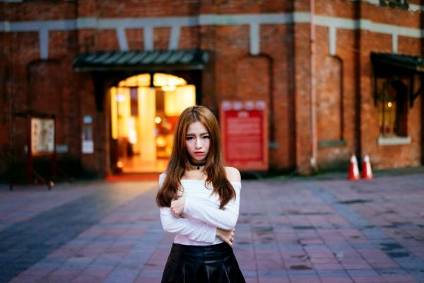    台湾正妹 Dora周盈欣 时尚都市街拍夜景写真 黑色皮裙黑丝诱惑 [99P]第4张图片