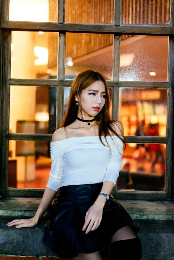   台湾正妹 Dora周盈欣 时尚都市街拍夜景写真 黑色皮裙黑丝诱惑 [99P]第11张图片
