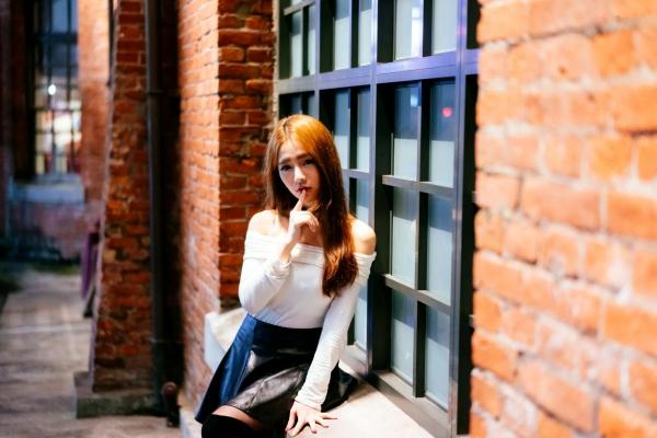    台湾正妹 Dora周盈欣 时尚都市街拍夜景写真 黑色皮裙黑丝诱惑 [99P]第23张图片