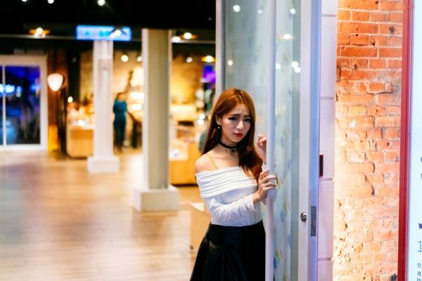    台湾正妹 Dora周盈欣 时尚都市街拍夜景写真 黑色皮裙黑丝诱惑 [99P]第25张图片