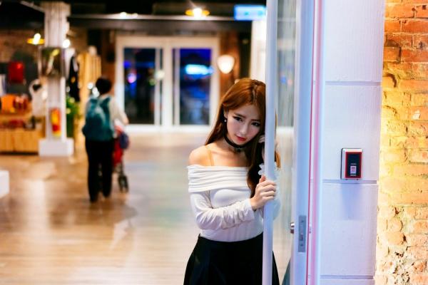    台湾正妹 Dora周盈欣 时尚都市街拍夜景写真 黑色皮裙黑丝诱惑 [99P]第26张图片