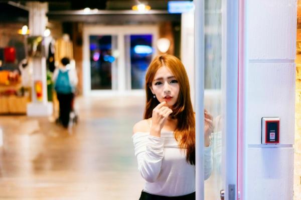    台湾正妹 Dora周盈欣 时尚都市街拍夜景写真 黑色皮裙黑丝诱惑 [99P]第27张图片