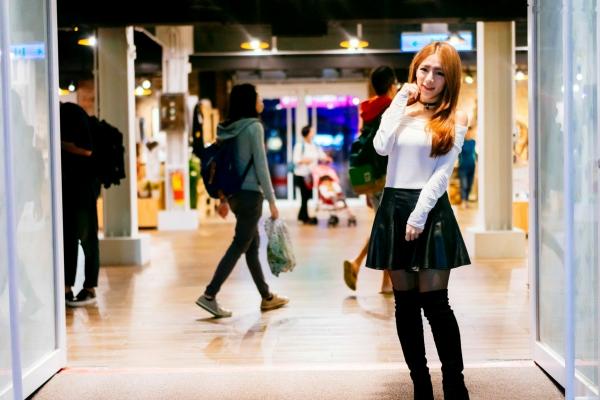    台湾正妹 Dora周盈欣 时尚都市街拍夜景写真 黑色皮裙黑丝诱惑 [99P]第28张图片