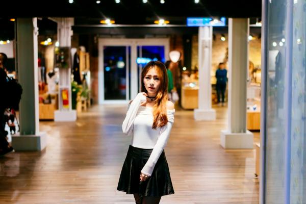    台湾正妹 Dora周盈欣 时尚都市街拍夜景写真 黑色皮裙黑丝诱惑 [99P]第29张图片