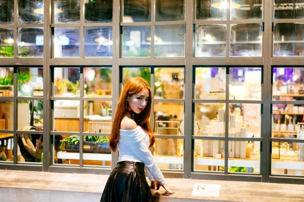    台湾正妹 Dora周盈欣 时尚都市街拍夜景写真 黑色皮裙黑丝诱惑 [99P]第36张图片