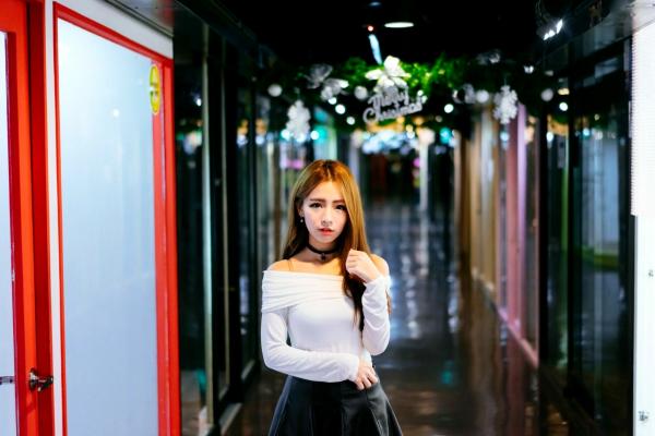    台湾正妹 Dora周盈欣 时尚都市街拍夜景写真 黑色皮裙黑丝诱惑 [99P]第49张图片
