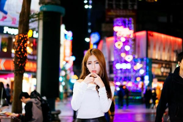    台湾正妹 Dora周盈欣 时尚都市街拍夜景写真 黑色皮裙黑丝诱惑 [99P]第61张图片