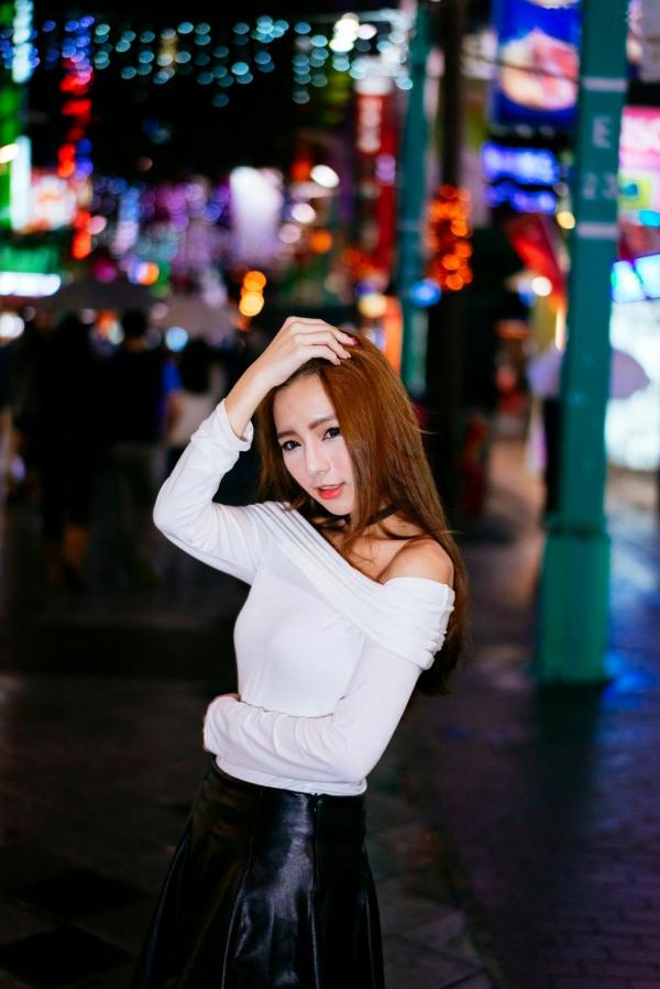    台湾正妹 Dora周盈欣 时尚都市街拍夜景写真 黑色皮裙黑丝诱惑 [99P]第63张图片