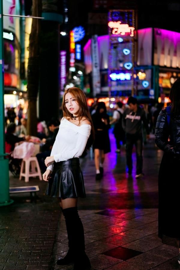    台湾正妹 Dora周盈欣 时尚都市街拍夜景写真 黑色皮裙黑丝诱惑 [99P]第66张图片
