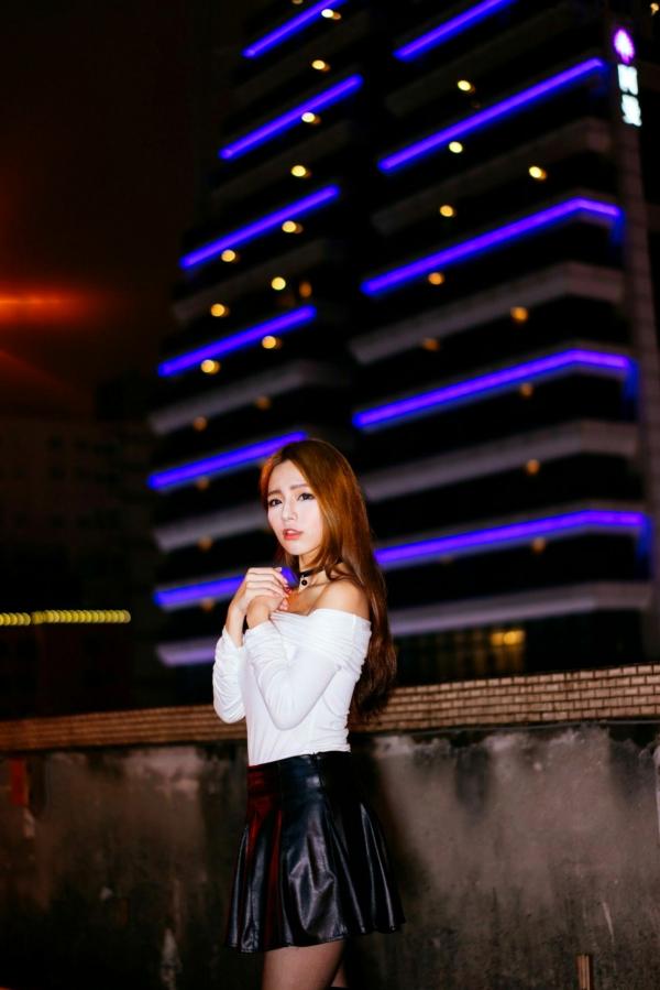    台湾正妹 Dora周盈欣 时尚都市街拍夜景写真 黑色皮裙黑丝诱惑 [99P]第70张图片