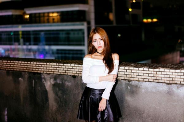    台湾正妹 Dora周盈欣 时尚都市街拍夜景写真 黑色皮裙黑丝诱惑 [99P]第74张图片
