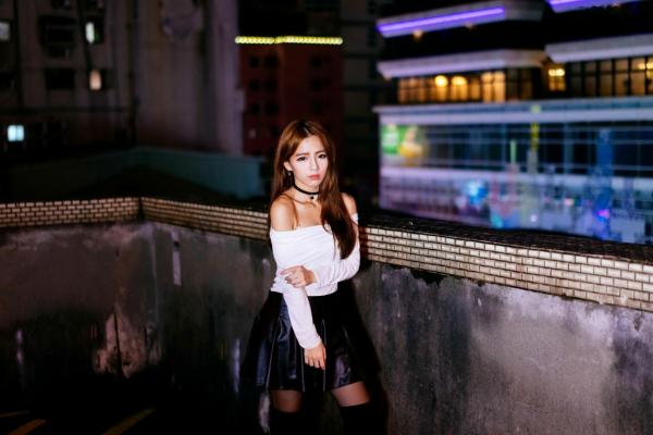    台湾正妹 Dora周盈欣 时尚都市街拍夜景写真 黑色皮裙黑丝诱惑 [99P]第77张图片