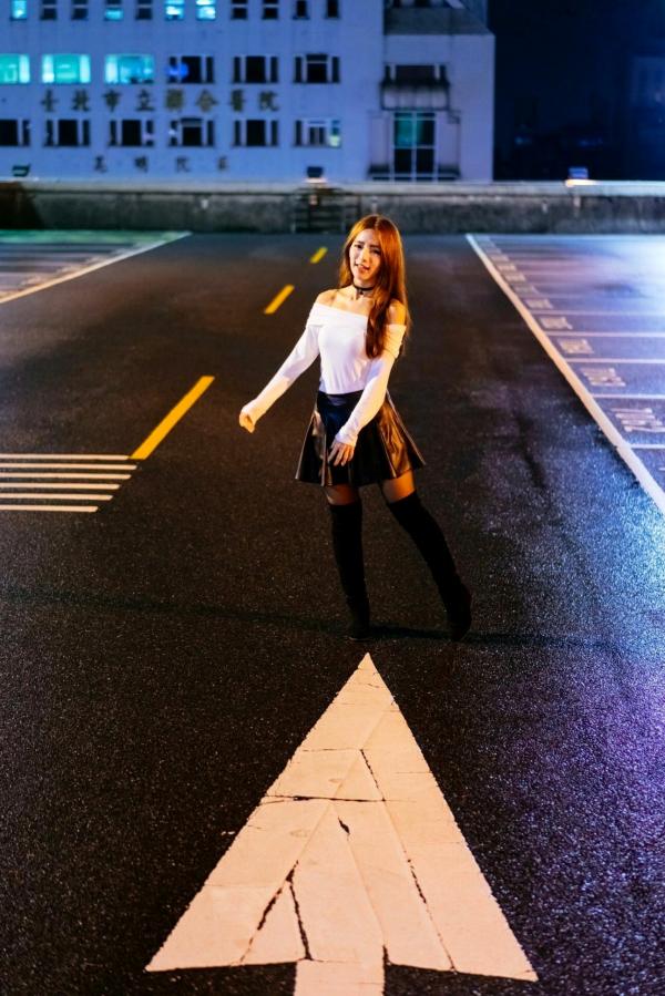    台湾正妹 Dora周盈欣 时尚都市街拍夜景写真 黑色皮裙黑丝诱惑 [99P]第86张图片