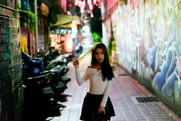    台湾正妹 Dora周盈欣 时尚都市街拍夜景写真 黑色皮裙黑丝诱惑 [99P]第95张图片