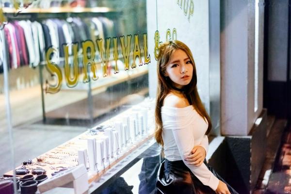    台湾正妹 Dora周盈欣 时尚都市街拍夜景写真 黑色皮裙黑丝诱惑 [99P]第97张图片