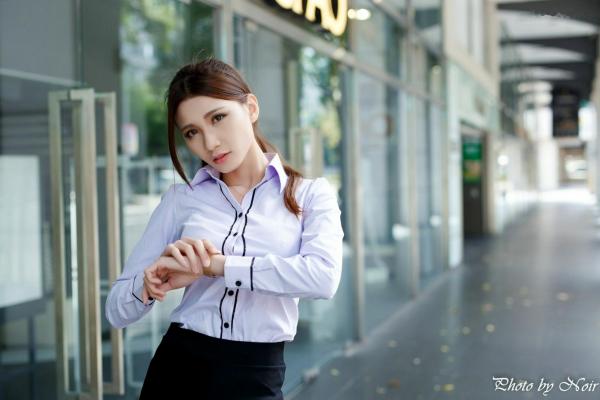    台湾正妹蔡译心、林茉晶OL街拍合辑：职场制服与修长美腿的时尚职场写真集第28张图片