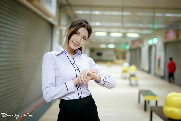    台湾正妹蔡译心、林茉晶OL街拍合辑：职场制服与修长美腿的时尚职场写真集第37张图片