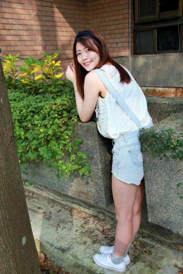    台湾正妹Brindy薛薛私房写真，台大校园户外清新外拍，青春活力背带裤少女甜美气质美腿套图第22张图片