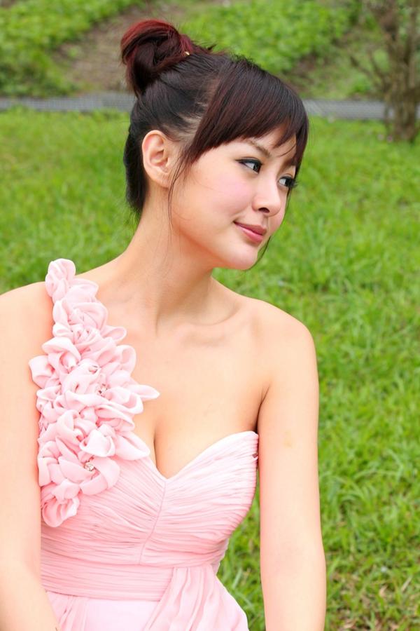    台湾正妹小梦《烏石港外拍》清新粉色露肩礼服展现甜美气质，铁道与港口风光下灵动可爱，纯净治愈的户外写真集第1张图片