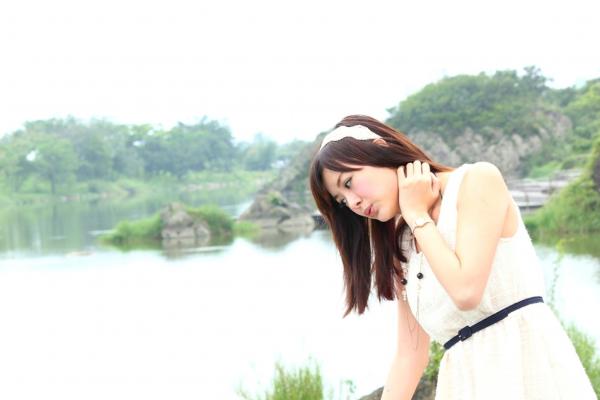    台湾正妹小梦《烏石港外拍》清新粉色露肩礼服展现甜美气质，铁道与港口风光下灵动可爱，纯净治愈的户外写真集第7张图片