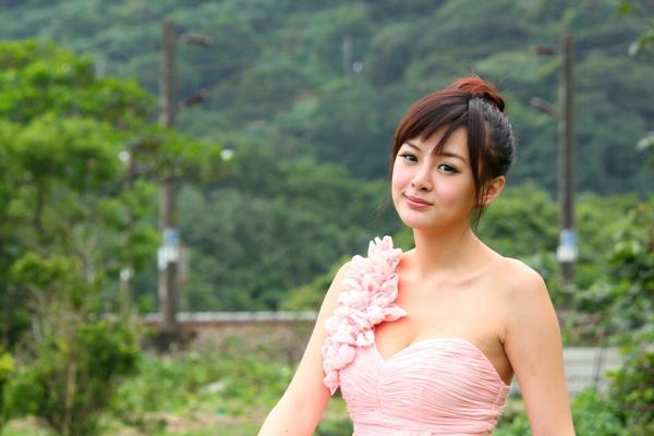    台湾正妹小梦《烏石港外拍》清新粉色露肩礼服展现甜美气质，铁道与港口风光下灵动可爱，纯净治愈的户外写真集第31张图片