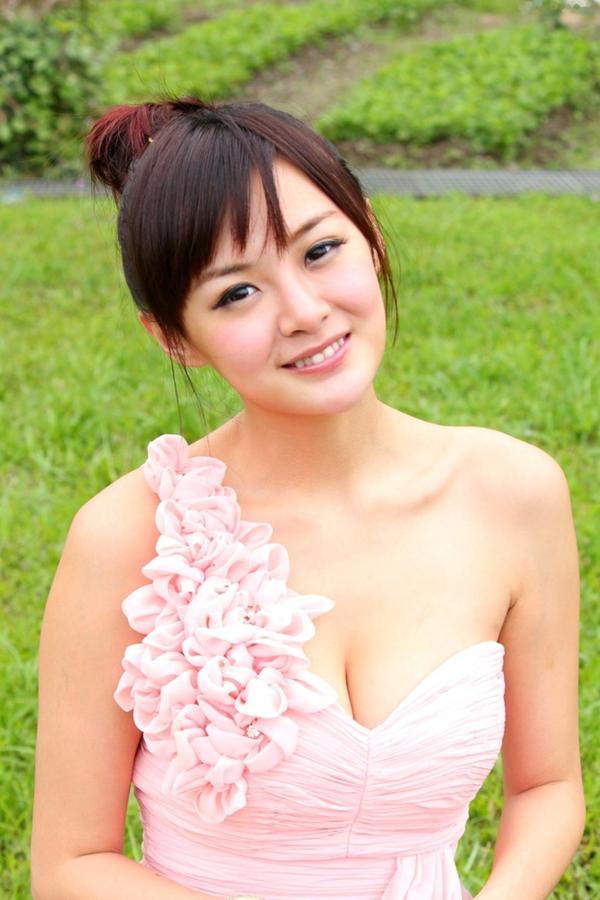    台湾正妹小梦《烏石港外拍》清新粉色露肩礼服展现甜美气质，铁道与港口风光下灵动可爱，纯净治愈的户外写真集第37张图片