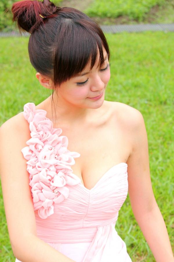    台湾正妹小梦《烏石港外拍》清新粉色露肩礼服展现甜美气质，铁道与港口风光下灵动可爱，纯净治愈的户外写真集第38张图片