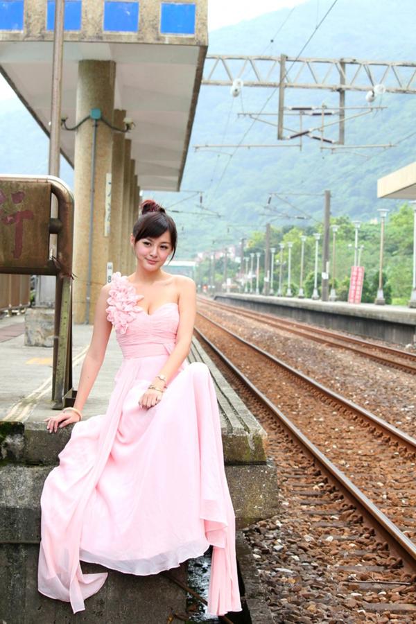    台湾正妹小梦《烏石港外拍》清新粉色露肩礼服展现甜美气质，铁道与港口风光下灵动可爱，纯净治愈的户外写真集第45张图片