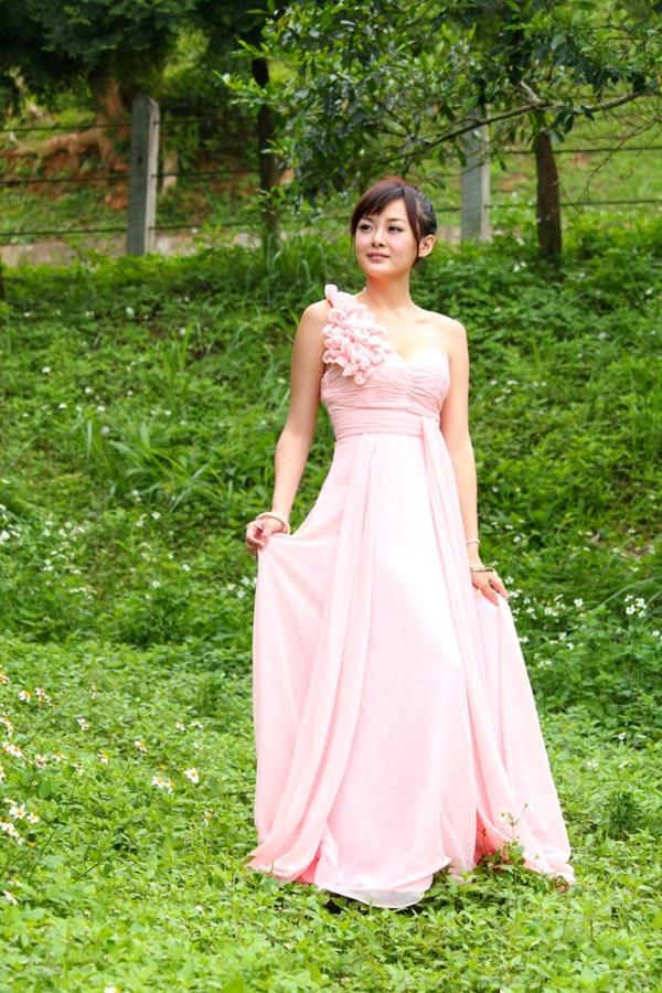    台湾正妹小梦《烏石港外拍》清新粉色露肩礼服展现甜美气质，铁道与港口风光下灵动可爱，纯净治愈的户外写真集第59张图片