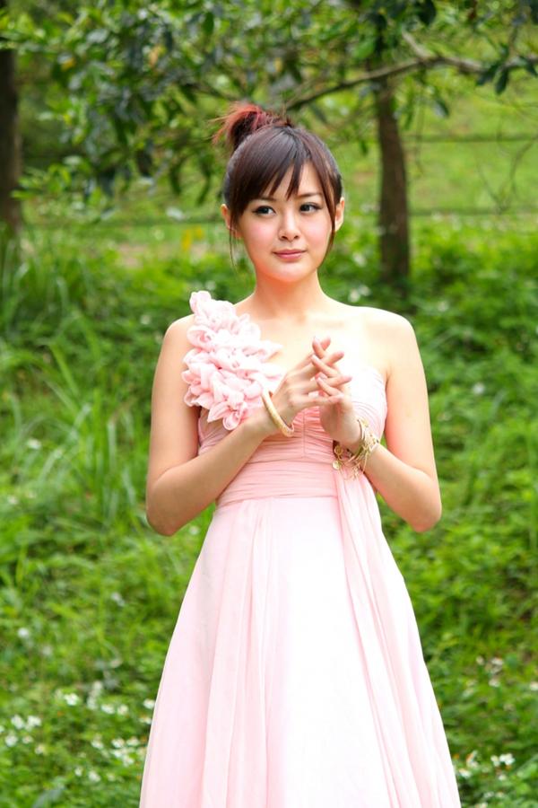    台湾正妹小梦《烏石港外拍》清新粉色露肩礼服展现甜美气质，铁道与港口风光下灵动可爱，纯净治愈的户外写真集第60张图片