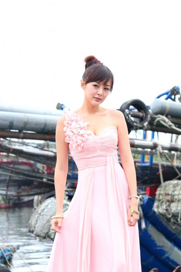    台湾正妹小梦《烏石港外拍》清新粉色露肩礼服展现甜美气质，铁道与港口风光下灵动可爱，纯净治愈的户外写真集第62张图片