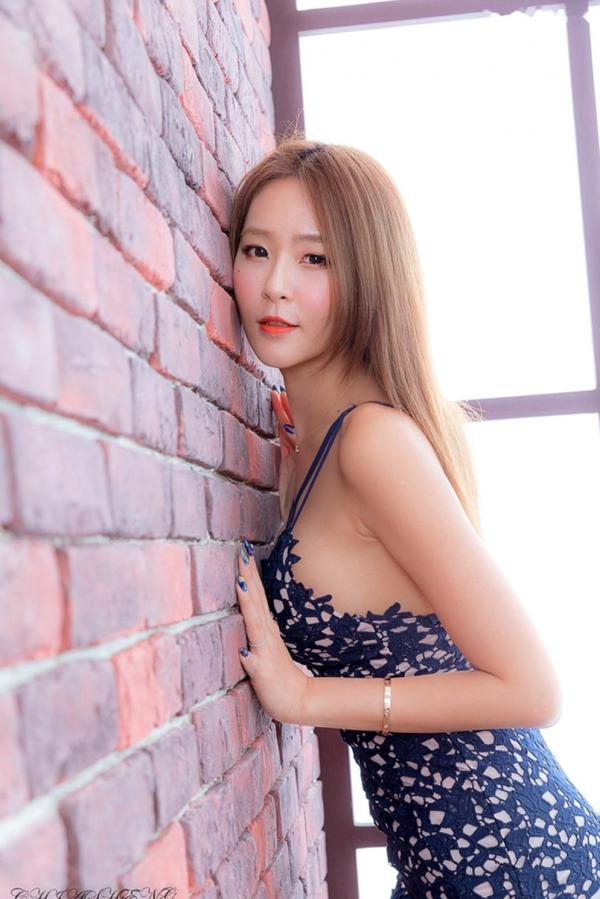    台湾正妹庄咏惠Winnie私房棚拍，白衬衫清纯居家与紧身蕾丝裙性感魅力系列精选第2张图片