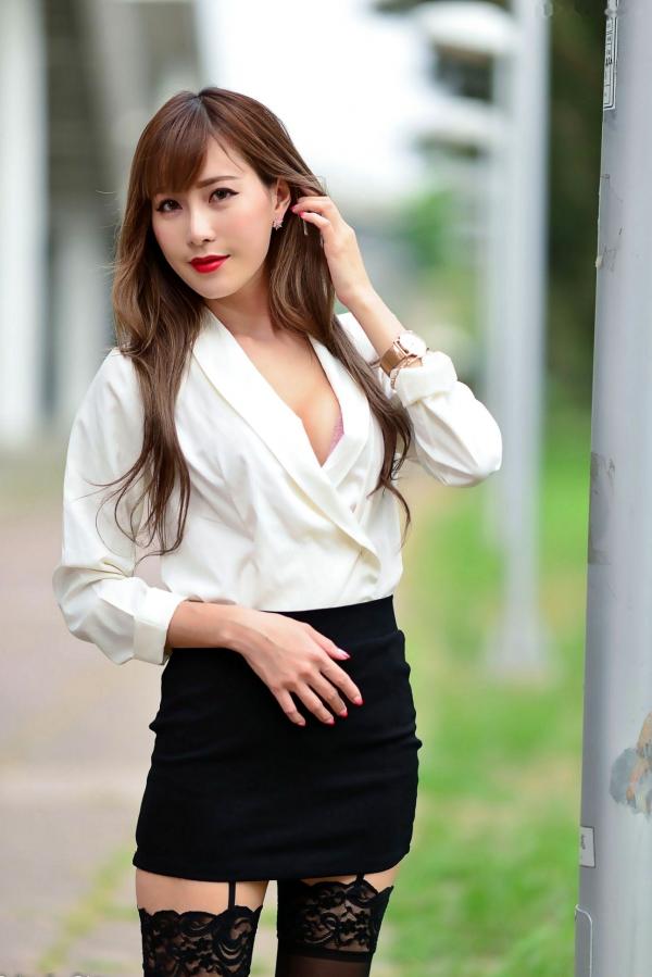    台湾正妹黄艾比Abbie干练职场OL外拍写真，白衬衫黑丝吊带尽显美腿诱惑第4张图片