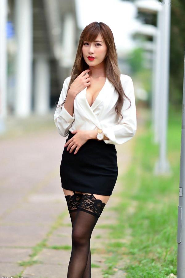    台湾正妹黄艾比Abbie干练职场OL外拍写真，白衬衫黑丝吊带尽显美腿诱惑第6张图片