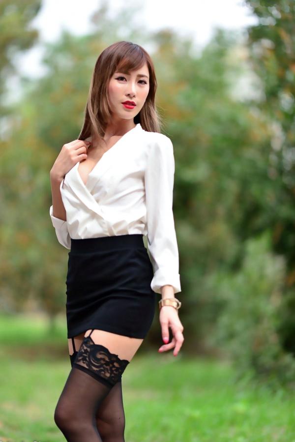    台湾正妹黄艾比Abbie干练职场OL外拍写真，白衬衫黑丝吊带尽显美腿诱惑第24张图片